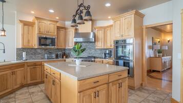 Refrigerador, microondas, horno, placa de cocina