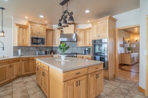 Private kitchen - Lakeside home w/dock, gamerooms, fenced yard (Moses Lake)