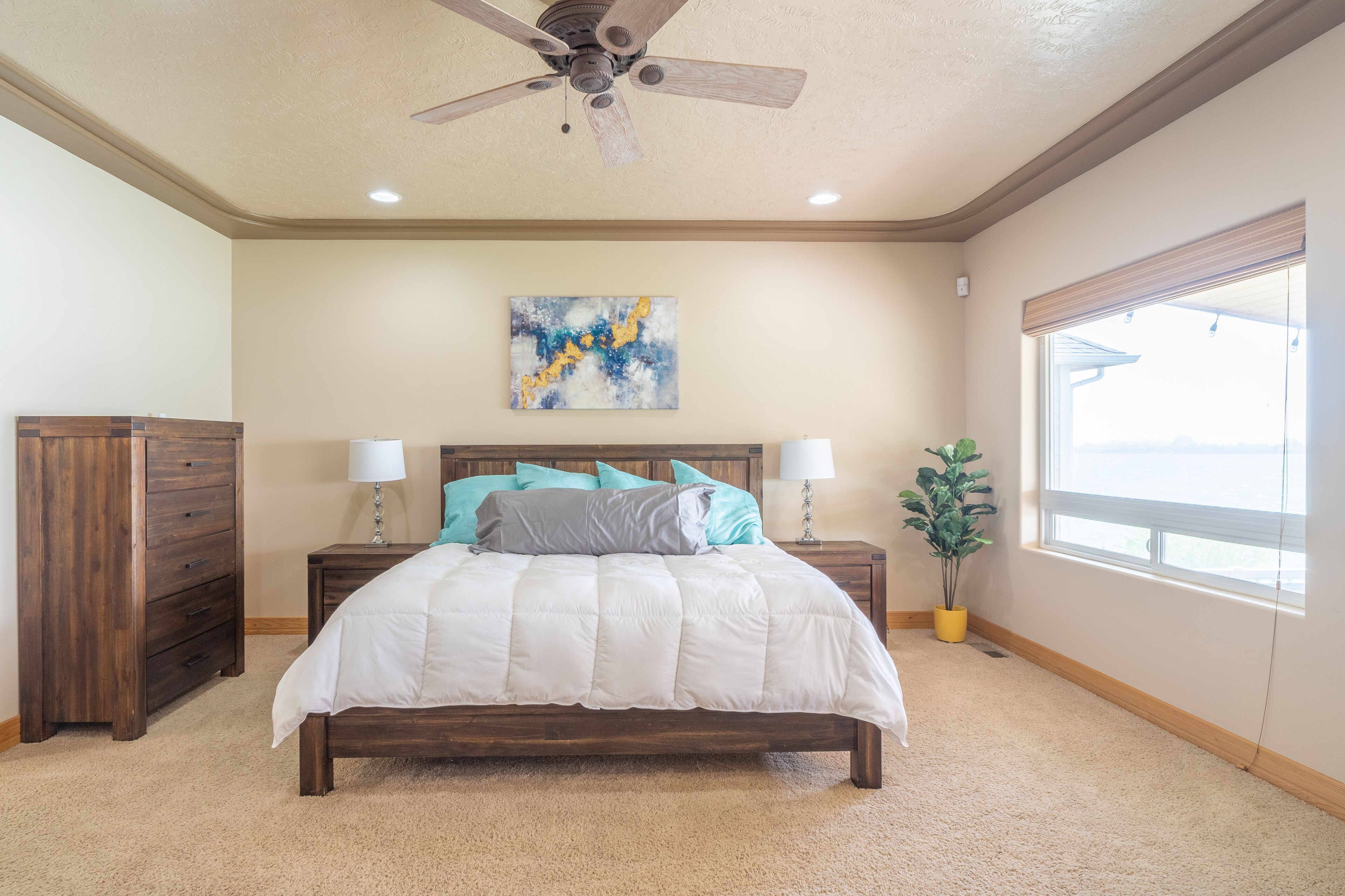 4 bedrooms, desk, iron/ironing board, travel crib