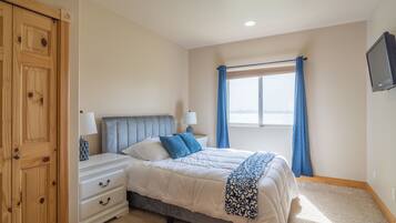 4 slaapkamers, een bureau, een strijkplank/strijkijzer, reisbedje