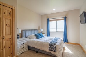 4 sovrum, skrivbord, strykjärn/strykbräda och resesäng