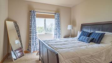 4 間睡房、書桌、熨斗/熨衫板、可攜式嬰兒床