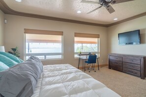 6 bedrooms, desk, iron/ironing board, travel crib