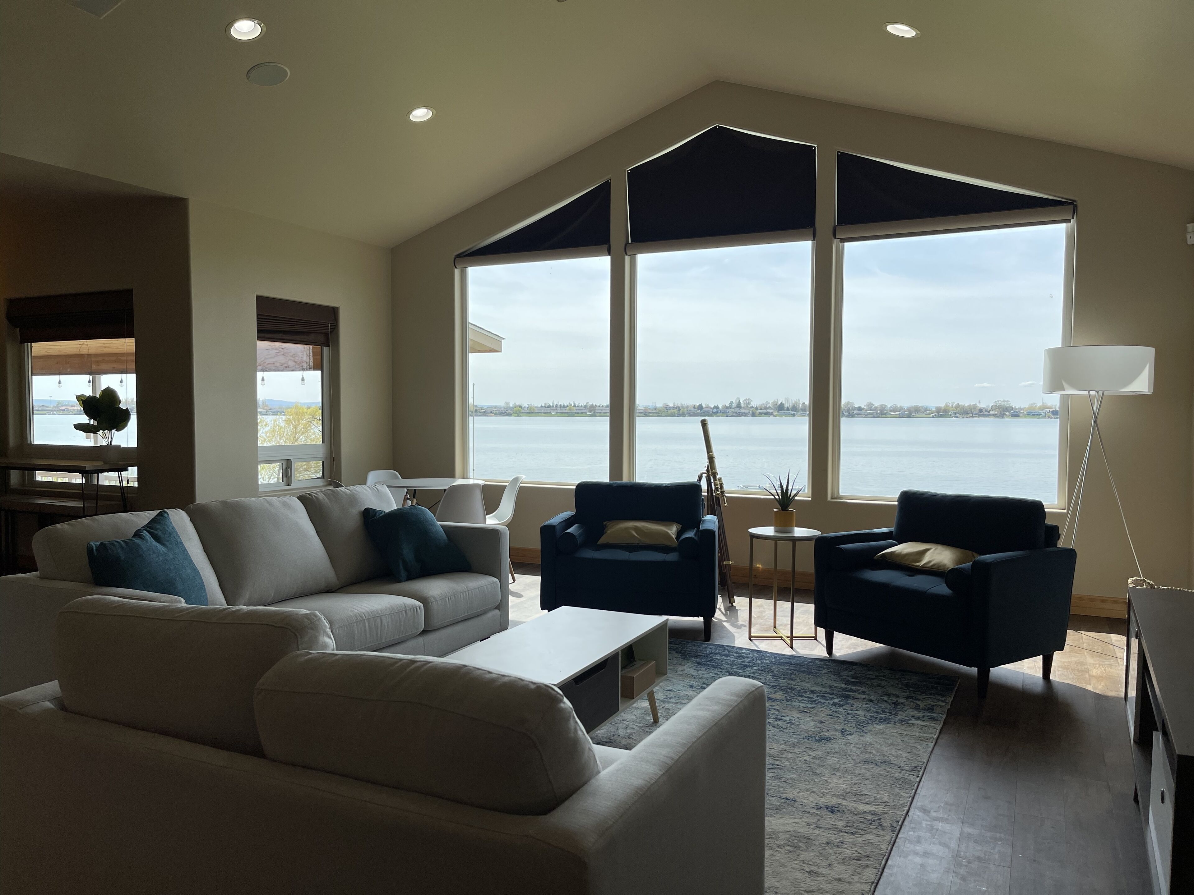 TV connectée, baby-foot, livres, chaîne hi-fi