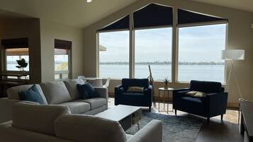 Smart-tv, tafelvoetbal, boeken en een stereo