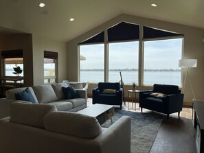 TV connectée, baby-foot, livres, chaîne hi-fi