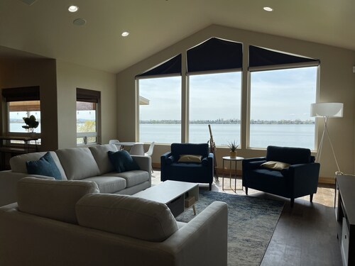 Lakeside home w/dock, gamerooms, fenced yard