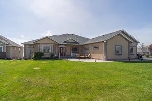 Exterior - Lakeside home w/dock, gamerooms, fenced yard (Moses Lake)