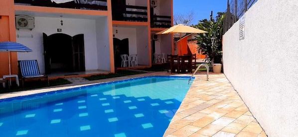 Una piscina al aire libre