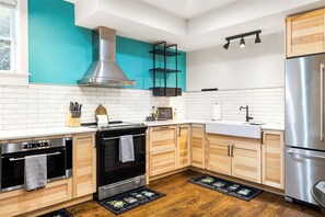 Køleskab, mikrobølgeovn, ovn, kogeplade