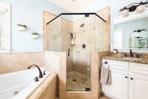 Baignoire, articles de toilette écologiques, séchoir à cheveux