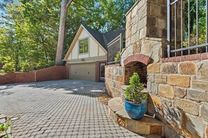 Terrace/patio - 3 Homes in 1 - Huge Estate near Atlanta — Sleeps 16 (Decatur)