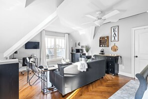 Smart TV, books, stereo, computer monitors - 3 Homes in 1 - Huge Estate near Atlanta — Sleeps 16 (Decatur)