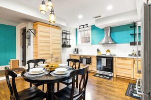 Køleskab, mikrobølgeovn, ovn, kogeplade