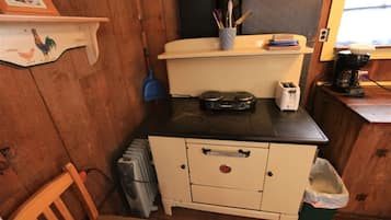 Jääkaappi, mikroaaltouuni, liesi, astianpesukone