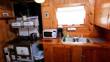 Jääkaappi, mikroaaltouuni, liesi, kahvin-/teenkeitin