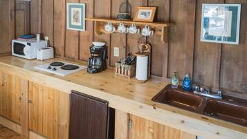 Jääkaappi, mikroaaltouuni, liesi, kahvin-/teenkeitin