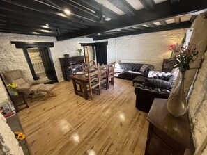 Smart TV, chimenea, reproductor de DVD, libros