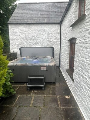 Terrace/patio - Tynewydd Farmhouse (Treherbert)