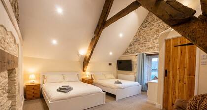 1652 Farmhouse Sleeps 15 · Hot Tub & Log Burners · Rhondda Valley