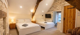 1652 Farmhouse Sleeps 15 · Hot Tub & Log Burners · Rhondda Valley