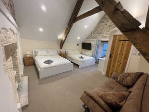 4 bedrooms, free WiFi, bed sheets - Tynewydd Farmhouse (Treherbert)