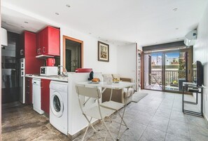 Microwave, stovetop, dishwasher, coffee/tea maker