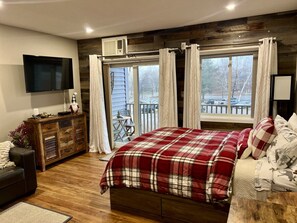 1 quarto, escrivaninha, ferros/tábuas de passar roupa, berço de viagem