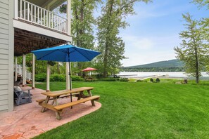Outdoor dining - Waterfront Whitefish Lake Apartment | 2 Bed, 2 Bath (Whitefish)