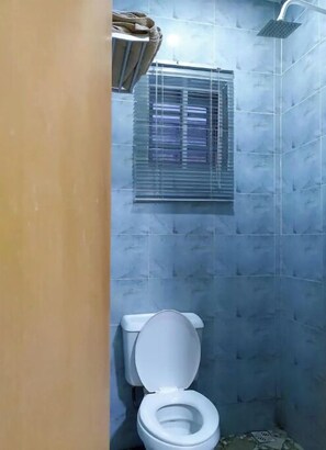تجهيزات دش، مناشف، صابون، ورق حمّام