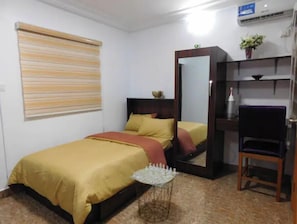 1 Schlafzimmer, Schreibtisch, Bettwäsche