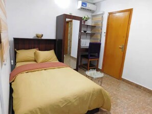 1 Schlafzimmer, Schreibtisch, Bettwäsche