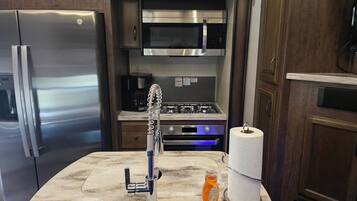 Réfrigérateur, micro-ondes, four, plaque de cuisson