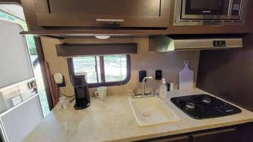 Køleskab, mikrobølgeovn, ovn, kogeplade