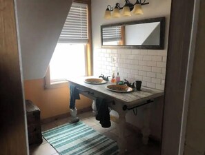 4 bedrooms, desk, iron/ironing board, free WiFi