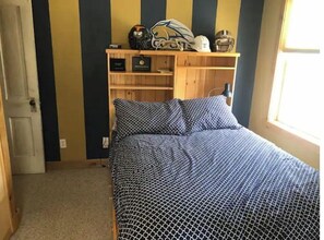 4 bedrooms, desk, iron/ironing board, free WiFi