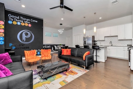 TV, fireplace, offices. Stylish Townhouse in Central Houston