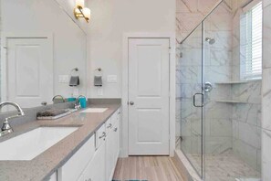 Bathtub, hair dryer, towels - Stylish Townhouse in Central Houston (Houston)