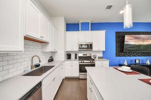 Fridge, microwave, oven, stovetop - Stylish Townhouse in Central Houston (Houston)