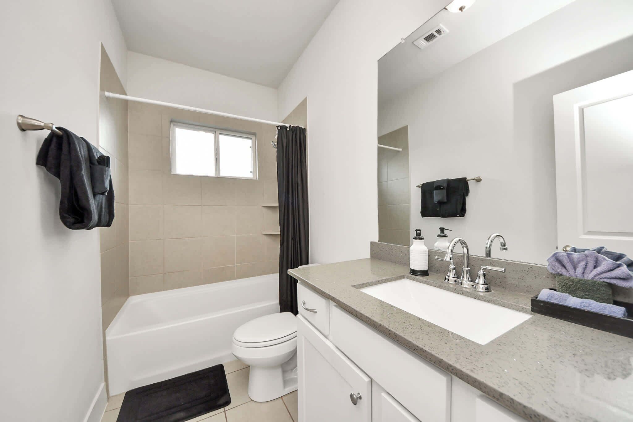 Een bad, een haardroger, handdoeken