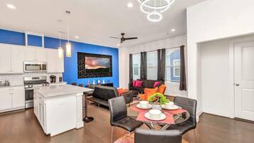 Télévision, cheminée, espaces bureaux