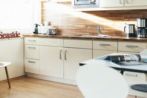 Køleskab, mikrobølgeovn, kogeplade, opvaskemaskine