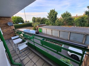 Property grounds - ILFORD EAST LONDON BALCONY FLAT 2bed 2bath next to tube stop, ideal for tourists (Newbury Park)