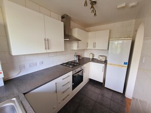 Geladeira, micro-ondas, fogão, cooktop