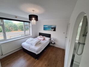 2 bedrooms, desk, iron/ironing board, WiFi