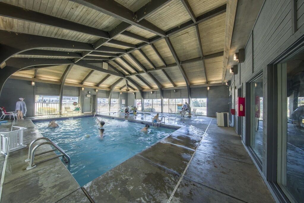 Alberca techada y alberca al aire libre