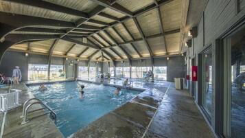 Alberca techada y alberca al aire libre