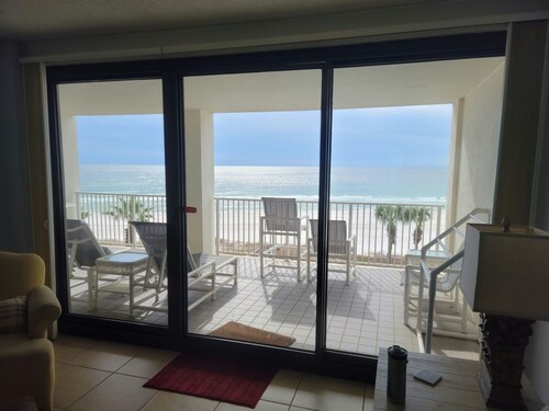 3BR/2BA Beachfront Oasis, Huge Balcony, Amazing views from 4th floor