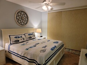 3 habitaciones, tabla de planchar con plancha y cuna de viaje 