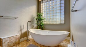 Luxury House | Bathroom | Combined shower/tub, towels